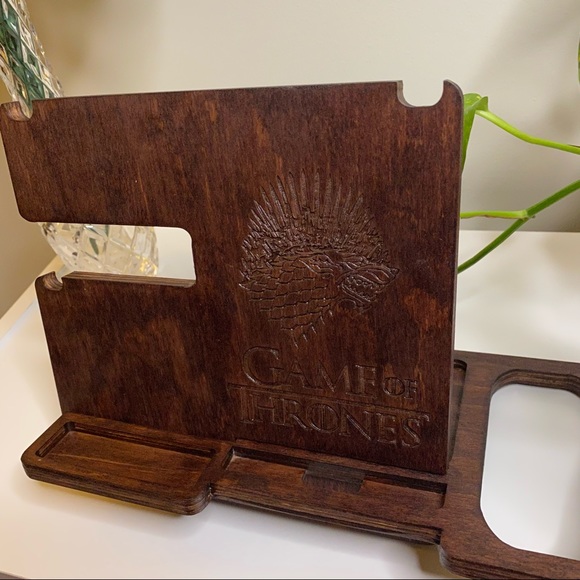 Game of Thrones Phone Charger Electronic Accessory Stand, Wood, Charging Station - Picture 3 of 7